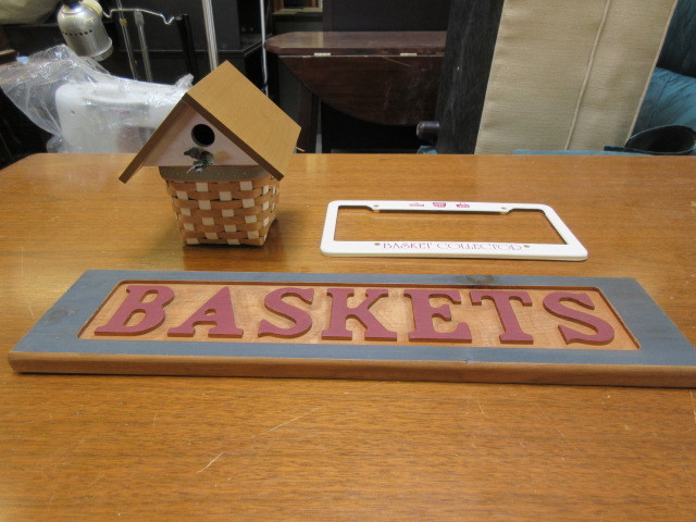 lot 948 image: BIRDHOUSE BASKET, WALL PLAQUE AND LICENSE PLATE TRIM