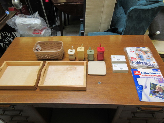 lot 952 image: BASKET, TRAYS, CONDIMENT JARS AND T-SHIRT TRANSFERS