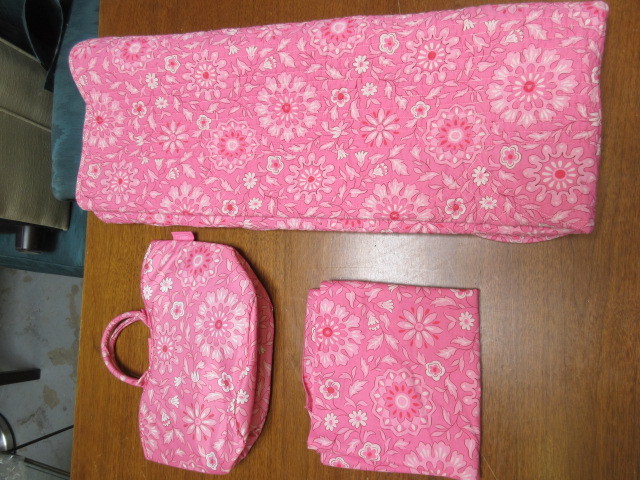 lot 960 image: PINK COVERLET, TABLE CLOTH AND PURSE.