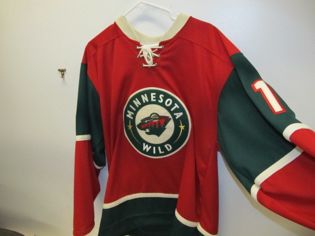 lot 105 image: Quality Mens Size Large Wild DuPuis Jersey