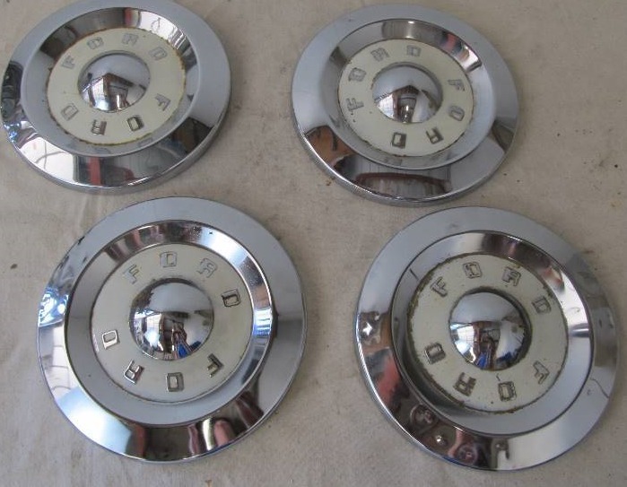 lot 68 image: Set of 4 Vintage Chrome FORD Hubcaps