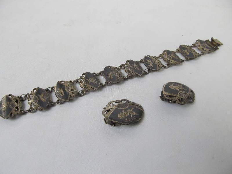lot 185 image: Matching Set of Vintage Siam Sterling Silver Bracelet & Earrings