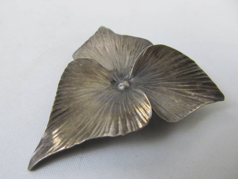 lot 186 image: Vintage 1930s Signed Stuart Nye Sterling Silver Trillium 3-Leaf Brooch