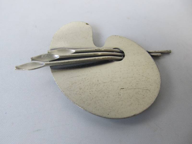 lot 191 image: Signed Vintage BEAU Sterling Silver Artists Palette Brooch