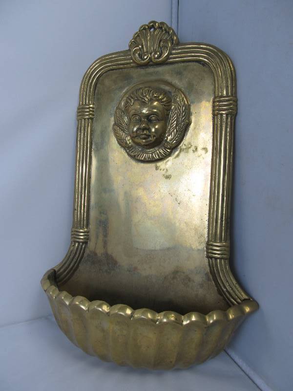 lot 192 image: Heavy Vintage Solid Brass Wall Fountain