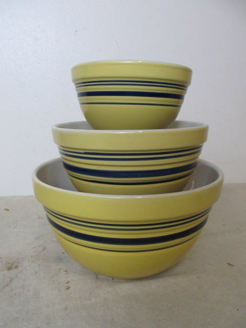 lot 161 image: Nice Set of Stoneware Nesting Mixing Bowls