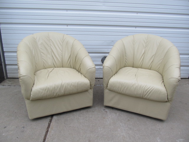 lot 145 image: Matching Pair of Curved Back Swivel Lounge Chairs