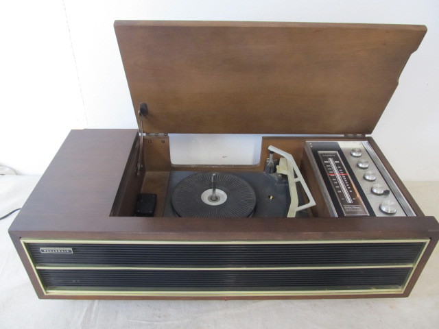 lot 165 image: NICE Vintage Mid Century Panasonic SE-1218 TurntableStereo