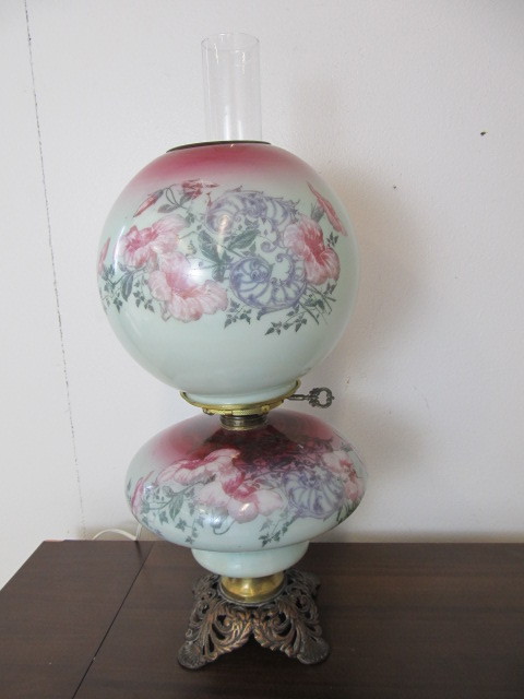 lot 154 image: Very nice Antique Gone With The Wind Glass Lamp
