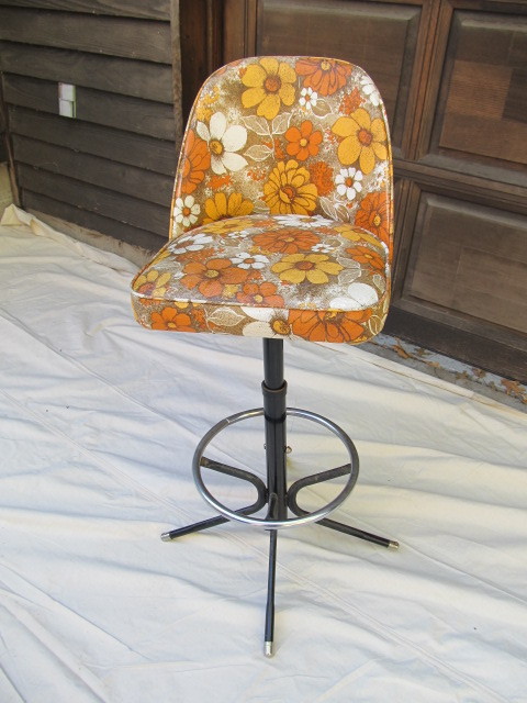 lot 196 image: Vintage Retro Floral Vinyl Swivel Stool