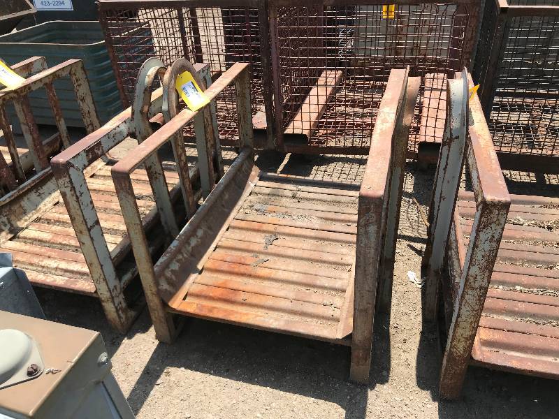 lot 173 image: Open Sided Steel Bin