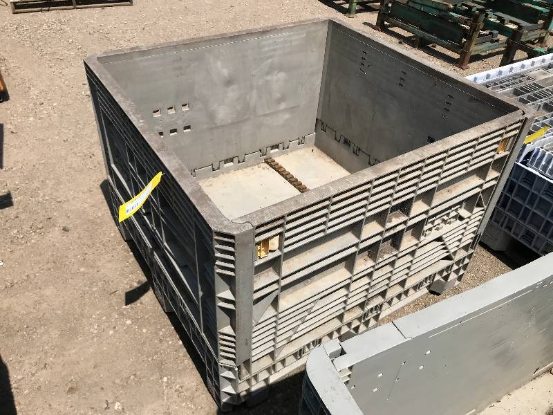lot 200 image: Plastic Storage Pallet