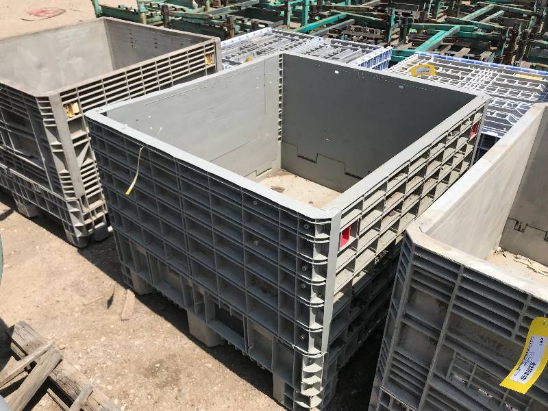 lot 201 image: Plastic Storage Pallet