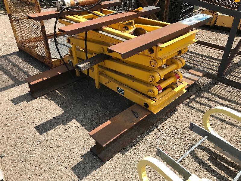 lot 178 image: Manual Hydraulic Lift