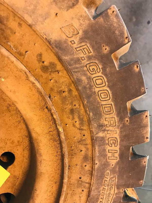 lot 322 image: Forklift tires