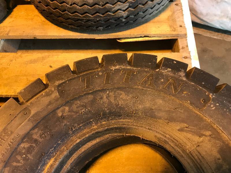 lot 321 image: Forklift tires