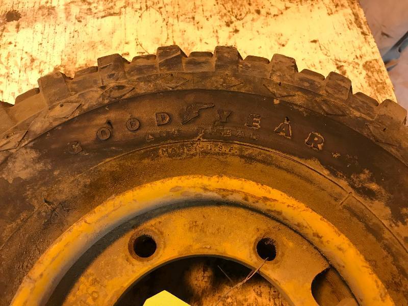 lot 318 image: Forklift tires