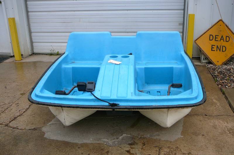 lot 3 image: Paddle Boat