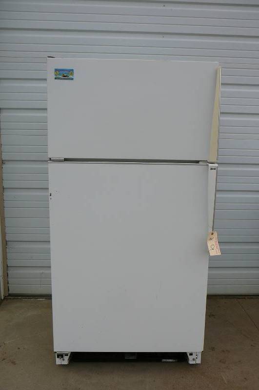 lot 9 image: Refrigerator freezer