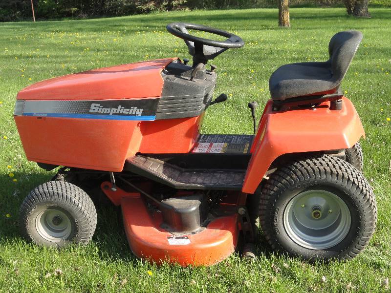 lot 11 image: Lawn Tractor