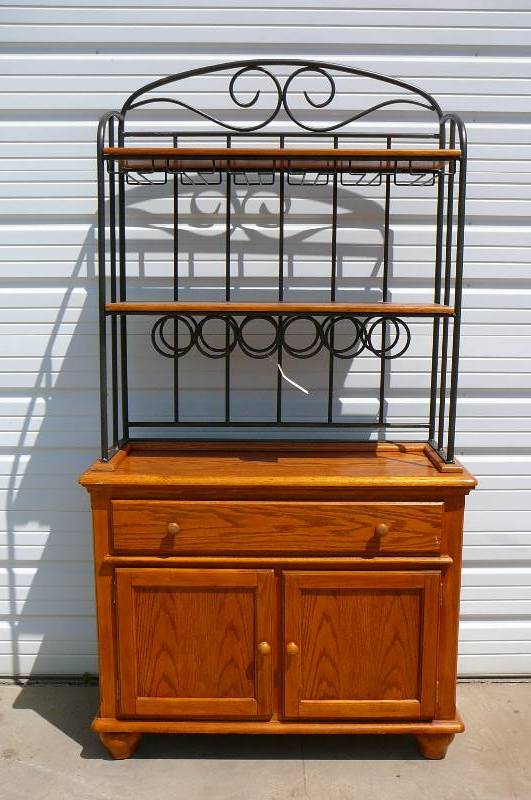 lot 15 image: Hutch