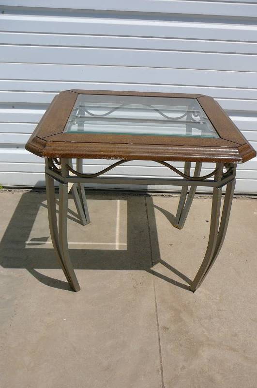 lot 17 image: End Table