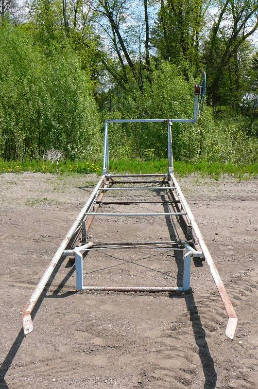 lot 18 image: Pontoon Lift