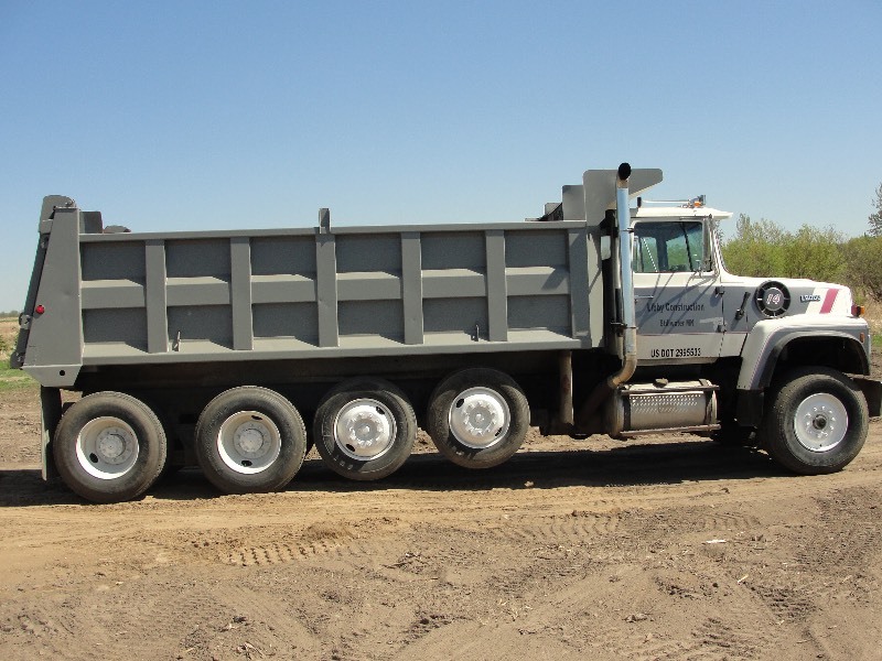 lot 2 image: 1990 FORD L9000 QUAD AXLE DUMP TRUCK