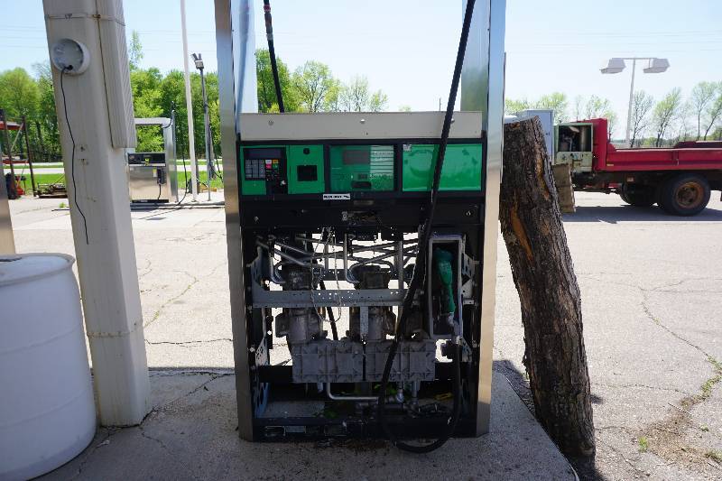lot 1 image: Dresser Wayne Model V390D4 Fuel Dispenser Pump With Hoses