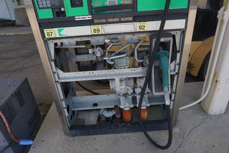 lot 3 image: Dresser Wayne Model V590D4 Fuel Dispenser Pump With Hoses