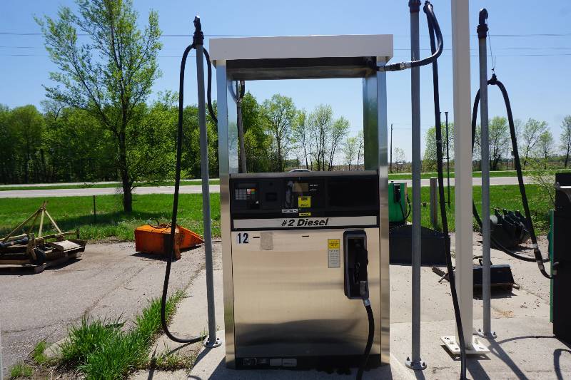 lot 5 image: Dresser Wayne Model V390D4 Fuel Dispenser Pump With Hoses