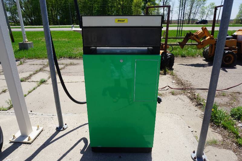 lot 9 image: Dresser Wayne Model VDL7358M1S Fuel Dispenser Pump With Hoses