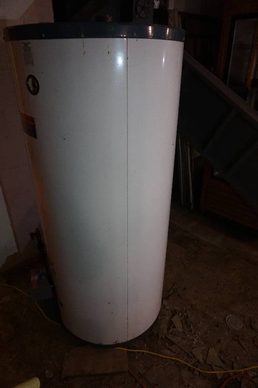 lot 25 image: Rheem Model 22VRP Power Vent 2 75 Gallon Propane Water Heater
