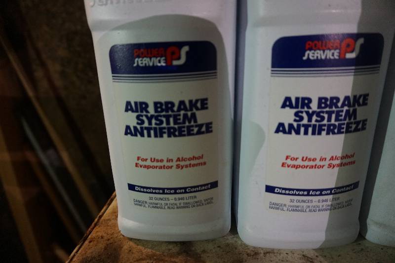 lot 27 image: 20 - 32 oz Bottles of Power Services Air Brake Anti Freeze