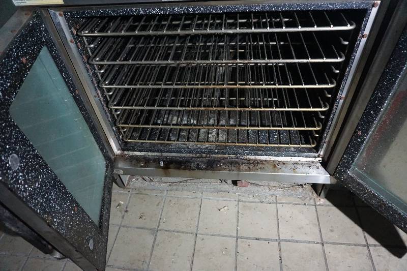lot 10 image: Vulcan Model SV22TG Snorkel Commercial 2 Door Convection Oven