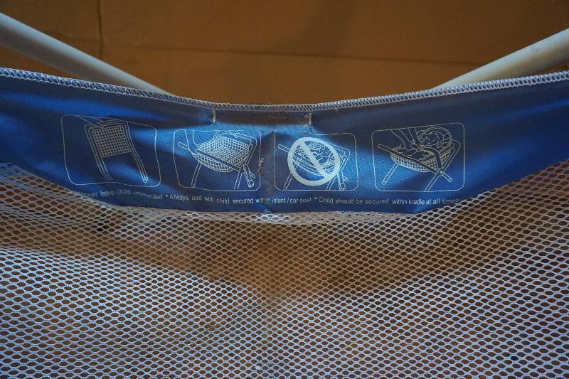 lot 30 image: Folding Kiddie Car Seat Kradle With Standard Serving