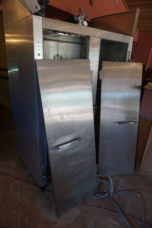 lot 34 image: Continental Model 2R Upright Commercial Refrigerator