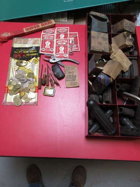 lot 122 image: VINTAGE ANACIN TIN, KEYS, GEARS AND GRIPS
