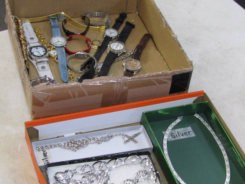 lot 1 image: Jewelry & Watches