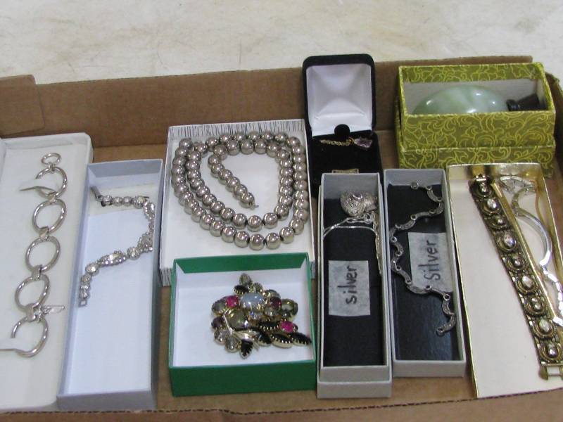 lot 2 image: Jewelry