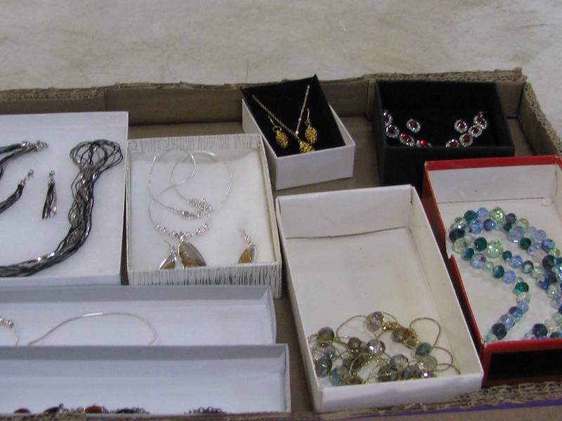 lot 3 image: Jewelry