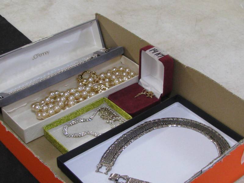 lot 4 image: Jewelry