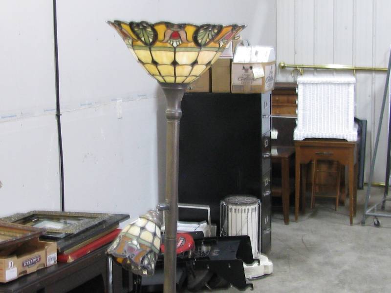 lot 16 image: Floor Lamp