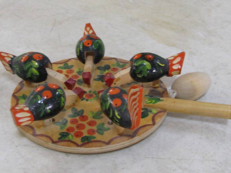 lot 24 image: Chicken Eating Toy