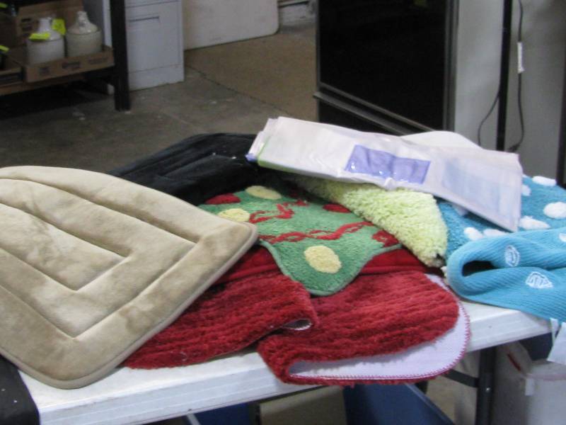 lot 41 image: Bathroom Rugs and Shower Curtain