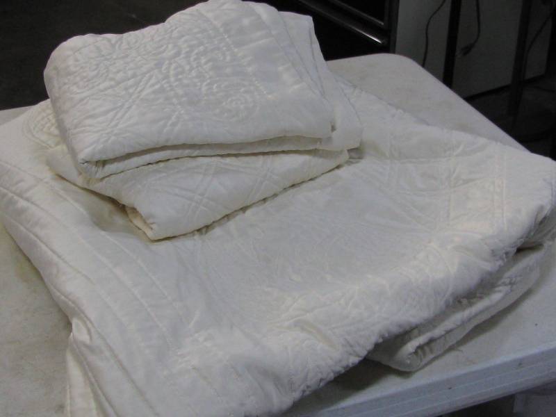 lot 46 image: Queen Bedspread & Shams