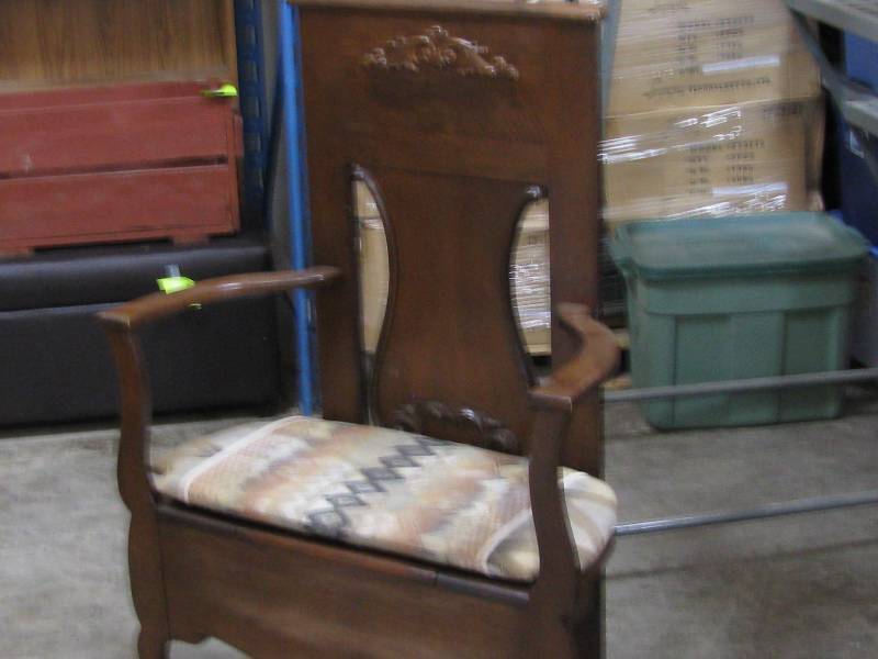 lot 59 image: Antique Chair wStorage
