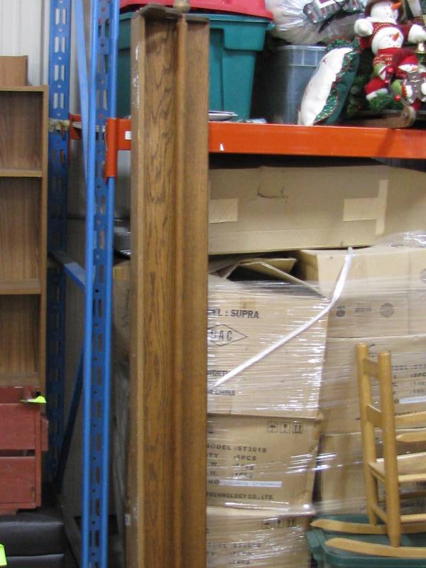 lot 62 image: Oak shelf