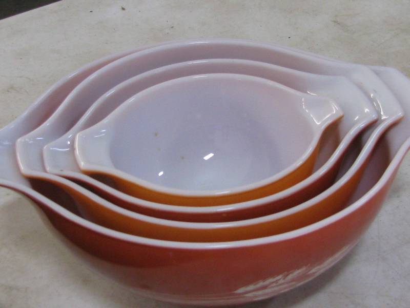 lot 72 image: Pyrex Nesting Bowls
