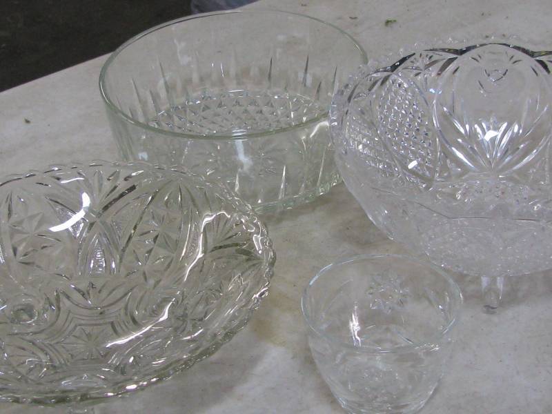lot 74 image: Glass Bowls